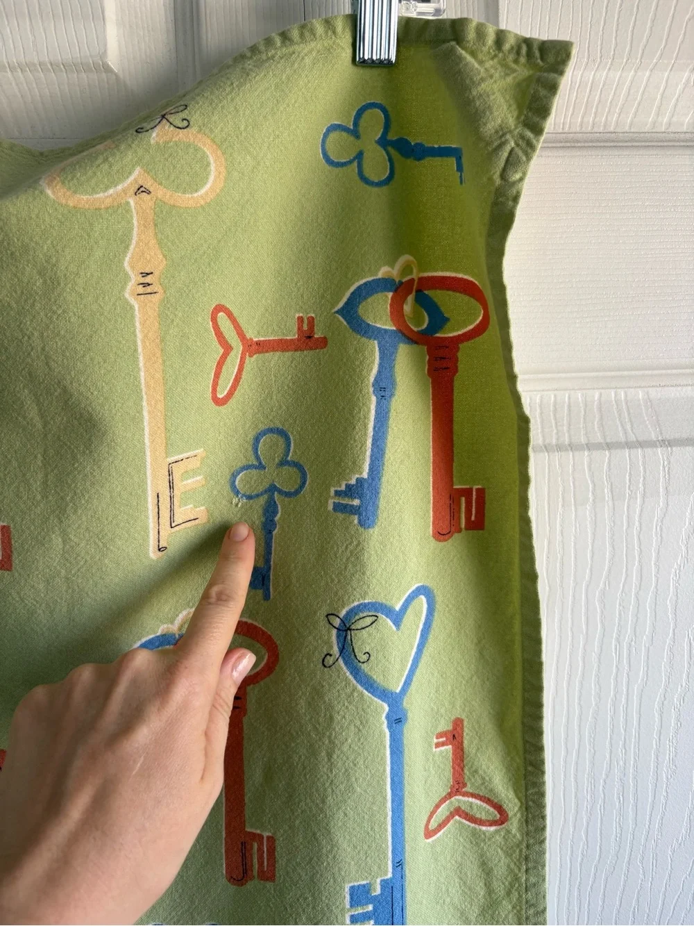 Anthropologie Whimsical Skeleton Heart Key Print Dish Towel Green Pink Trim Hole